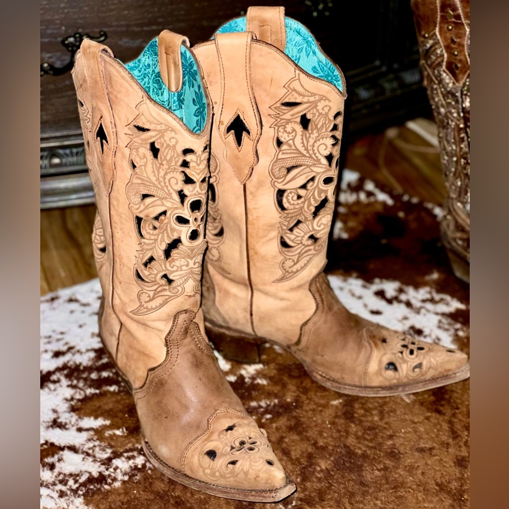❤️ Size 9 Brown/tan Corral boots ❤️